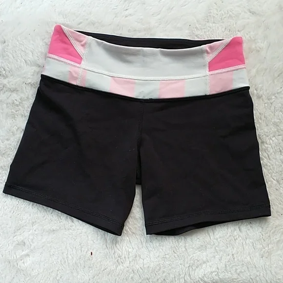 Lululemon Black 🩷 🤍Reversible Short SIZE 4 - Picture 1 of 6